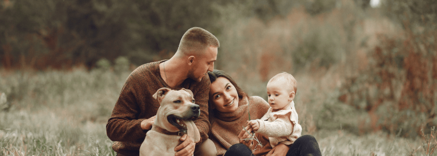 httpsbr.freepik.comfotos-gratisfamilia-bonita-e-elegante-jogando-em-um-campo_6279447.htm#query=familia20com20animais&position=0&from_view=search&track=ais